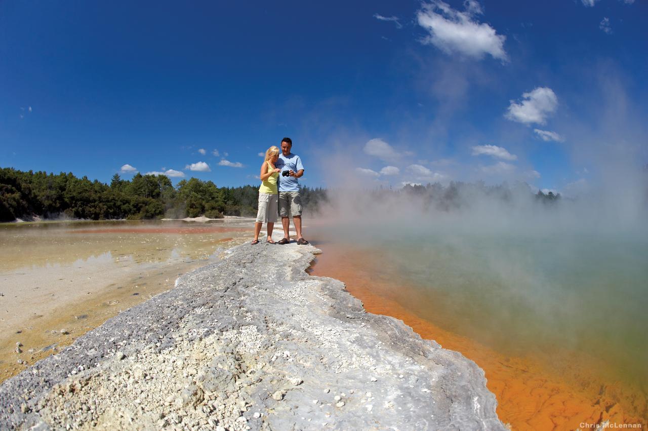 Wai-O-Tapu Champagne Pool Rotorua New Zealand