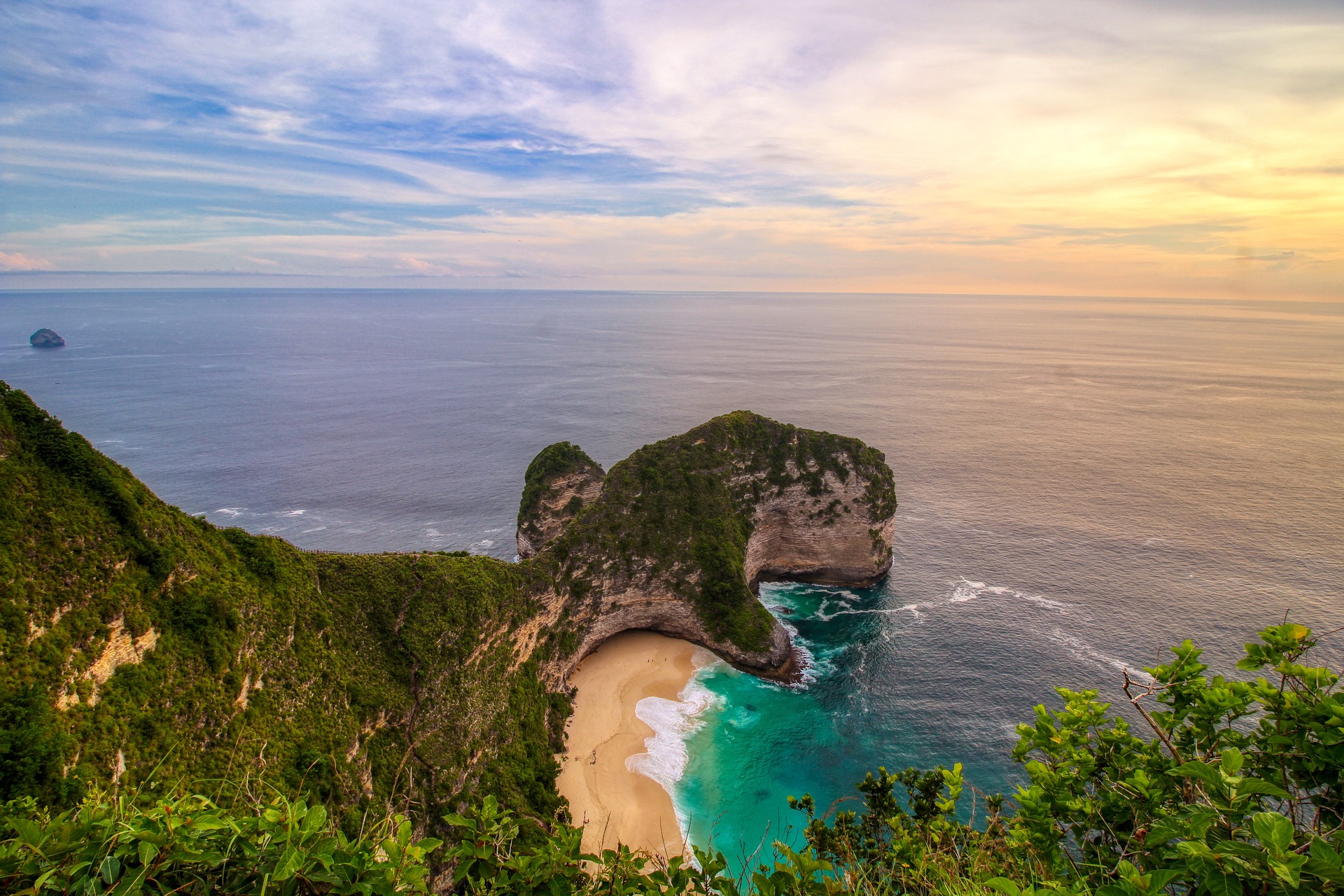beach 5432942 1920 - Top Snowbird Destinations For Canadians to Escape the Winter Chill bali-nusa-penida