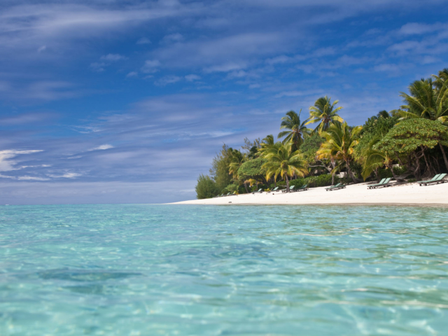 Cook islands Pacific Resort Aitutaki Loungers on the beach - Top Snowbird Destinations For Canadians to Escape the Winter Chill cook-islands-aitutaki-pacific-resort-beach