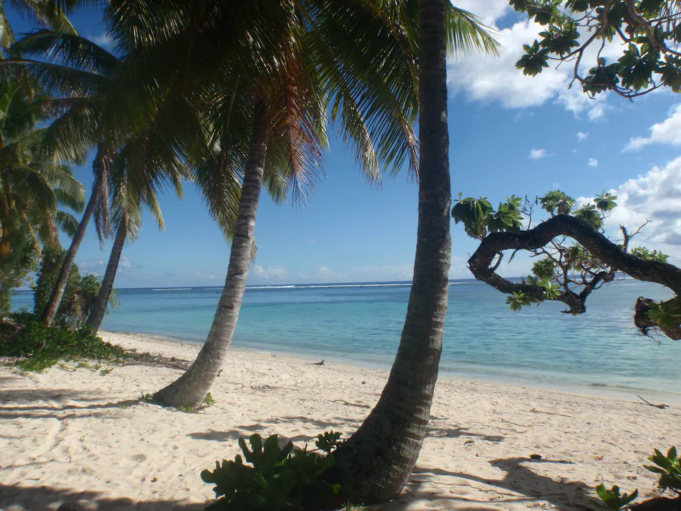 cook islands rarotonga lagoon breeze beach - Top Snowbird Destinations For Canadians to Escape the Winter Chill cook-islands-rarotonga-lagoon-breeze-beach