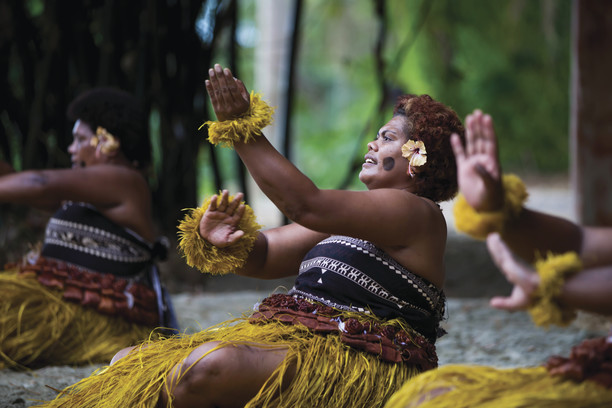 fiji-nadi-culture-women-meke-traditional-dance-TF