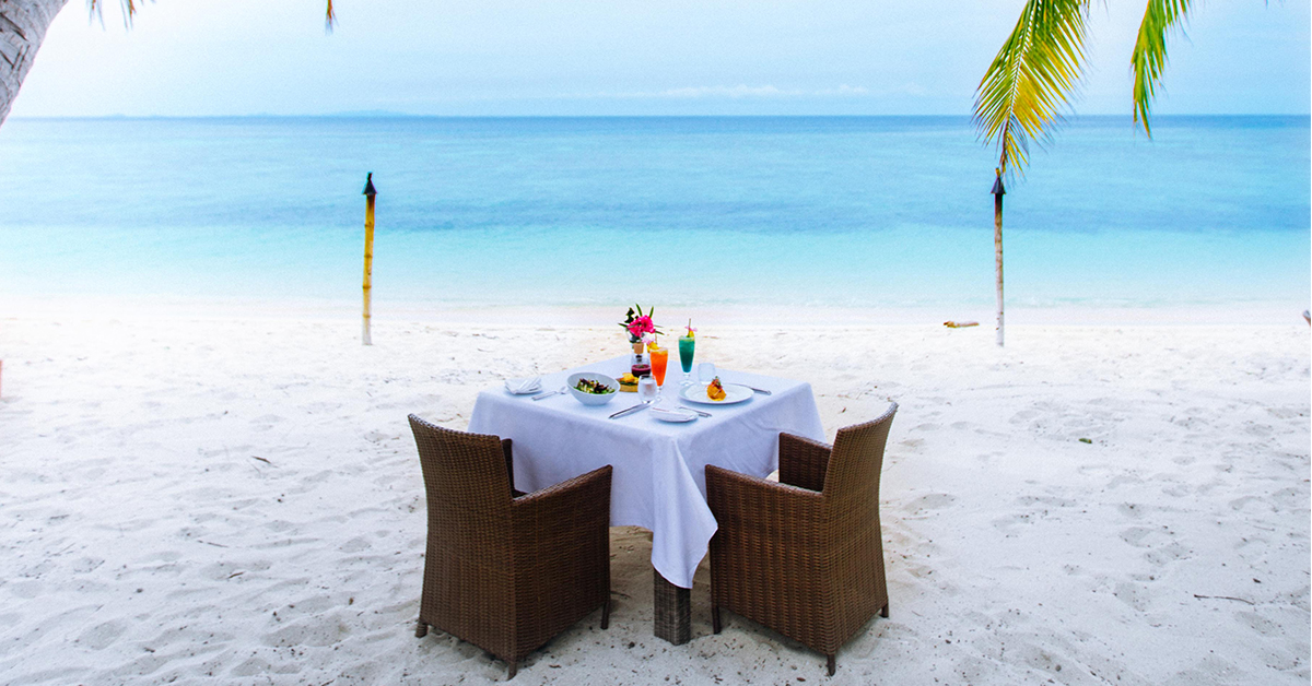 fiji-vomo-island-resort-beach-dining