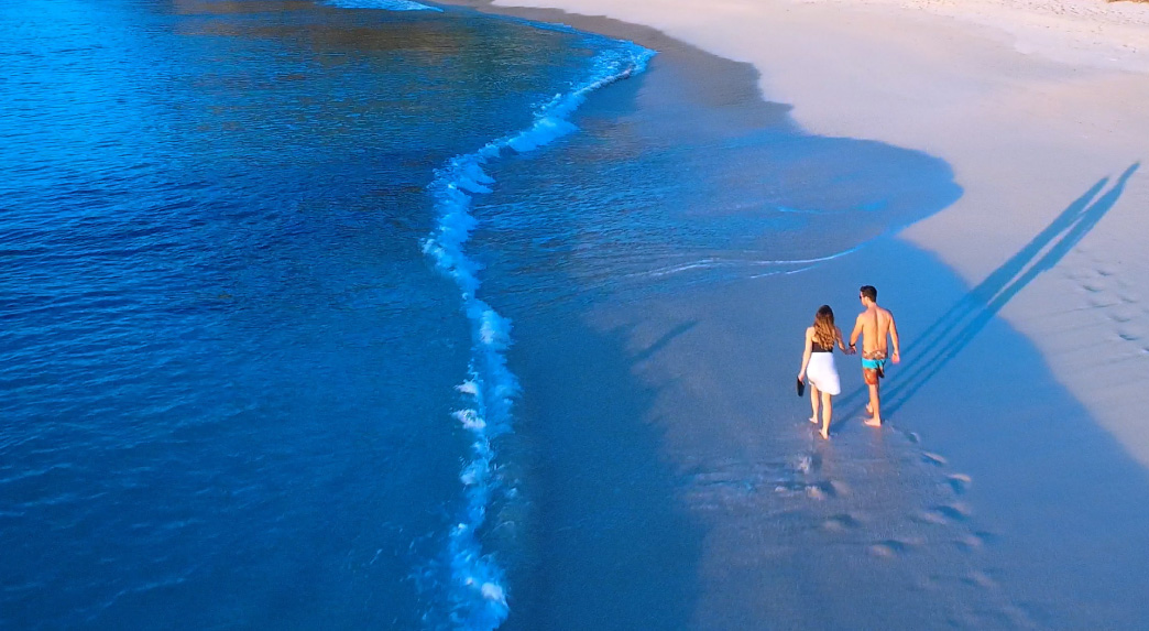 fiji-resort-yasawa-island-resort-couple-beach