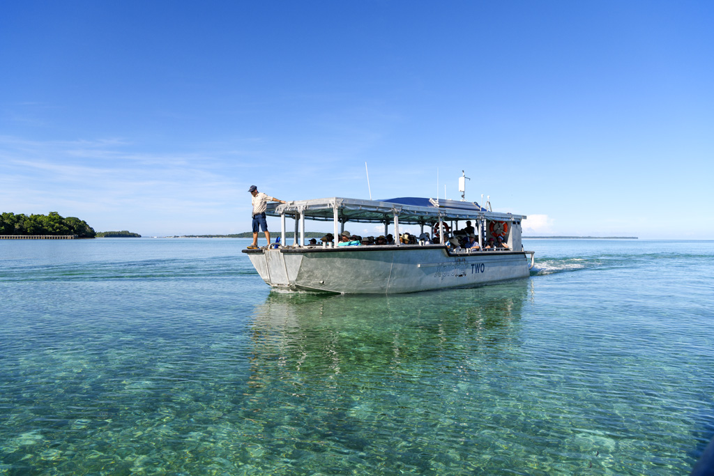 australia-cruise-queensland-great-barrier-reef-Coral-Expeditions-tender