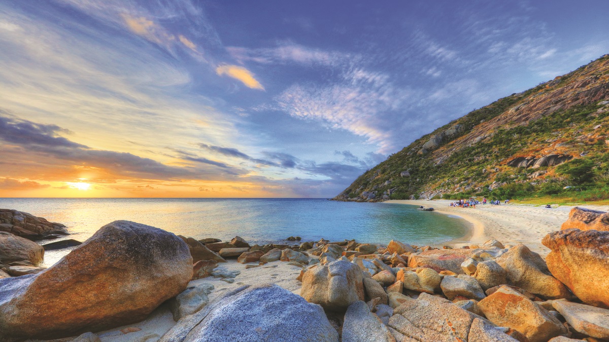 australia-cruise-queensland-great-barrier-reef-coral-expeditions-beach-vista