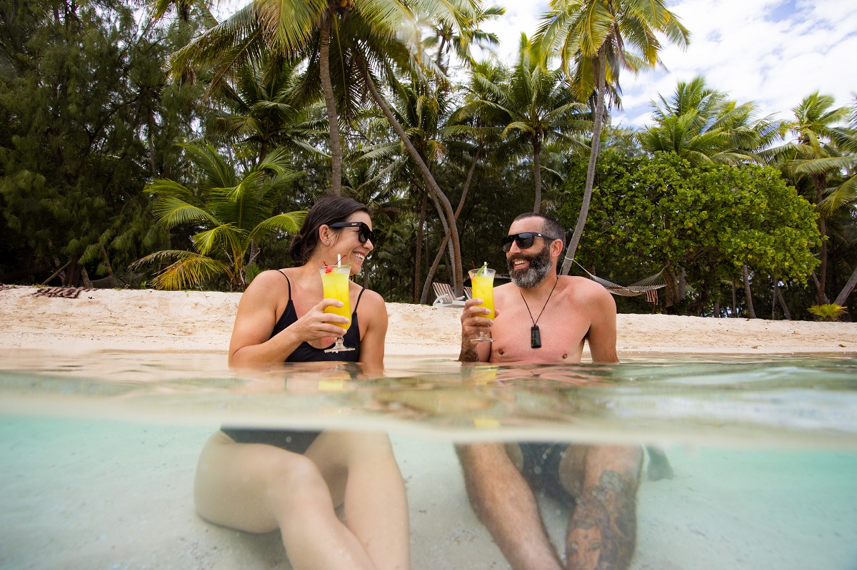 fiji-cruise-blue-lagoon-beach-cocktails-couple