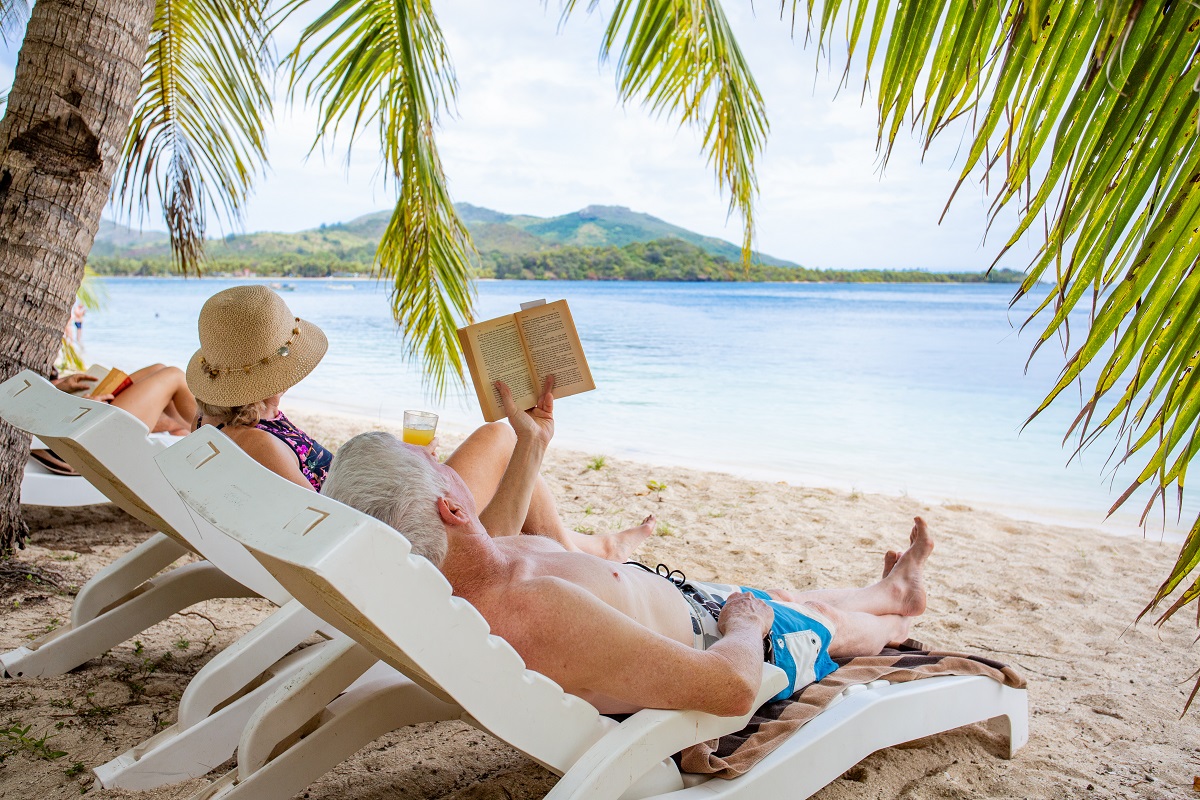 fiji-cruise-blue-lagoon-nanuya-beach-loungers-couple