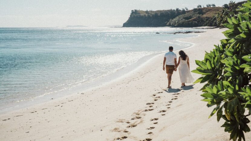fiji-resort-yasawa-beach-couple-picnic