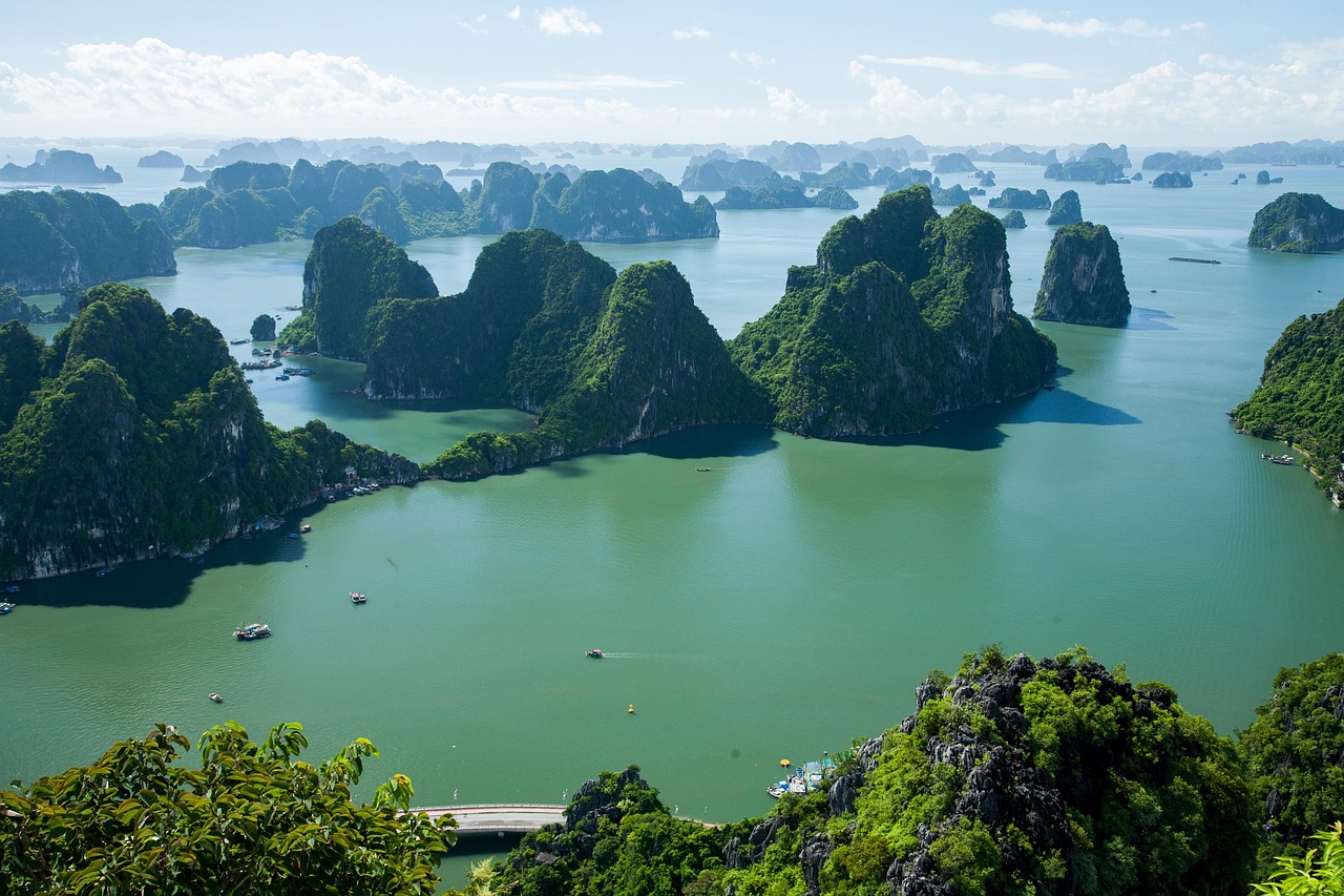 asia-vietnam-ha-long-bay-PB 6762301
