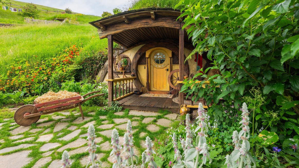 new-zealand-hobbiton-door