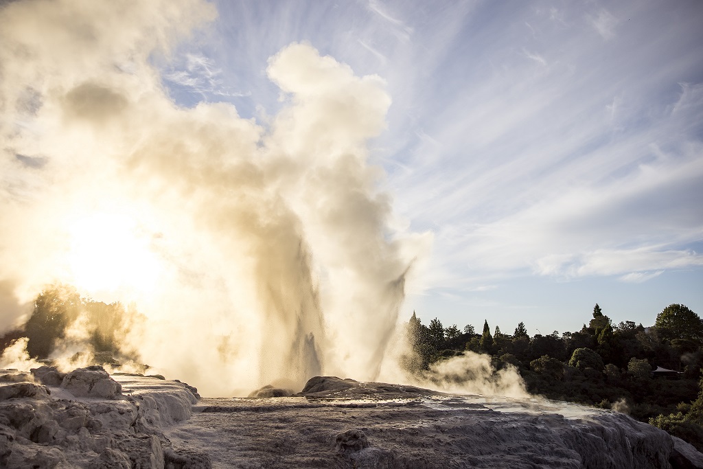 new-zealand-rotorua-Te Pō - Pōhutu at dusk-Te Puia