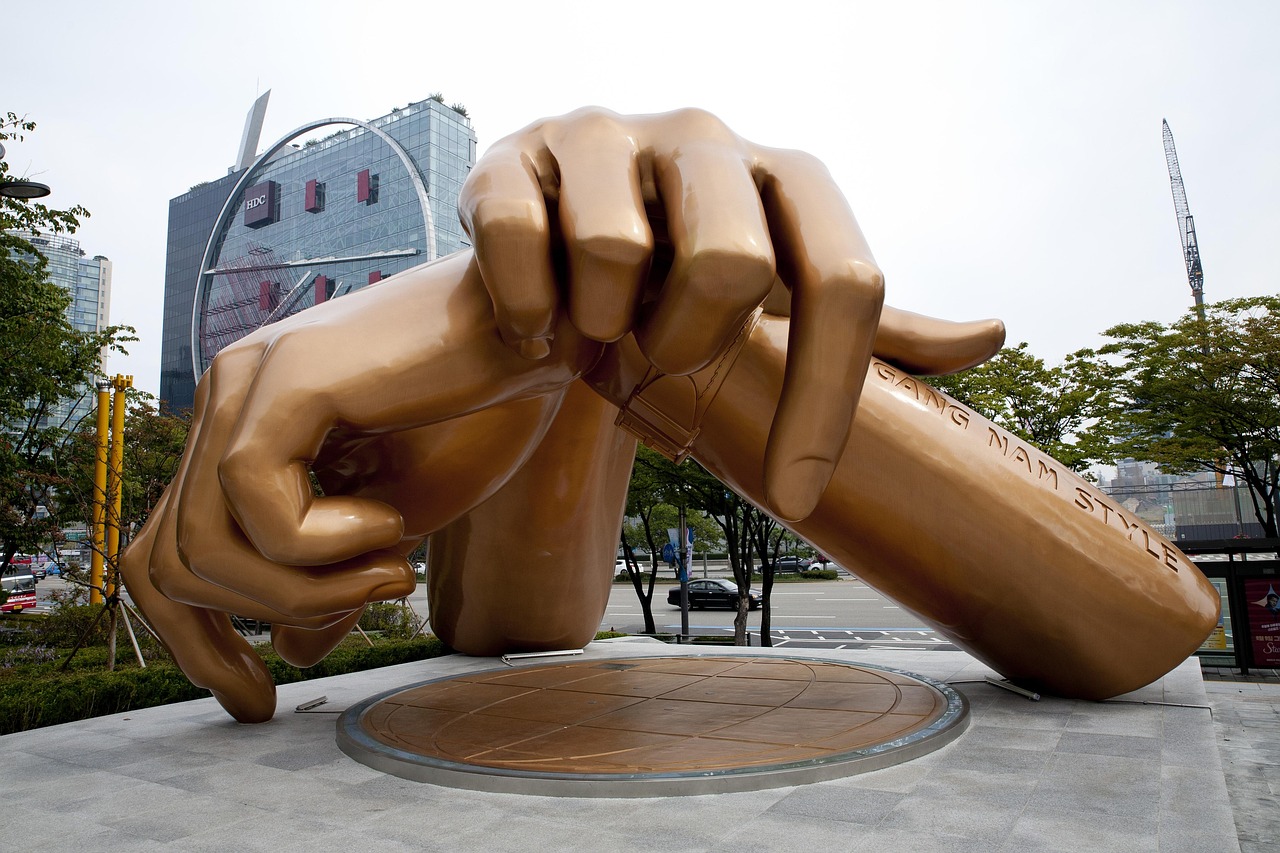 korea-seoul-gangnam-style-hands-statue-2057250 PB RF